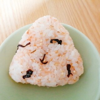 たらこふりかけと塩昆布とごまのおにぎり